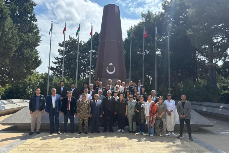 Bakü’de Türk şehitleri unutulmadı