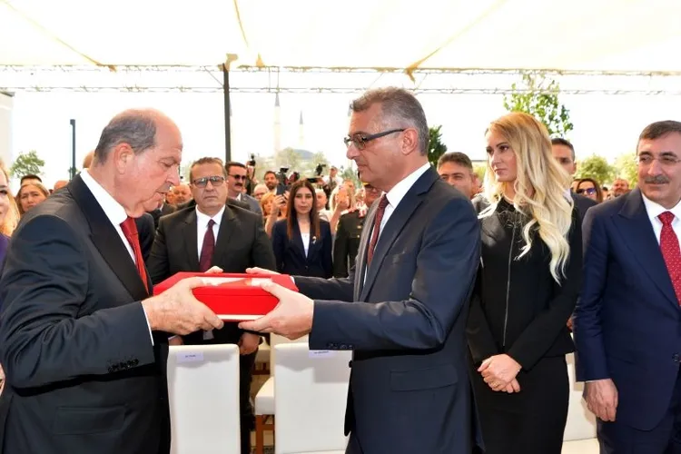 KKTC’de devir teslim tamam! Erhürman görevi Tatar’dan devraldı