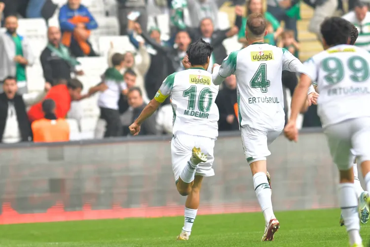 Bursaspor son dakika golüyle 2-1 kazandı… Zirveye bir adım kaldı