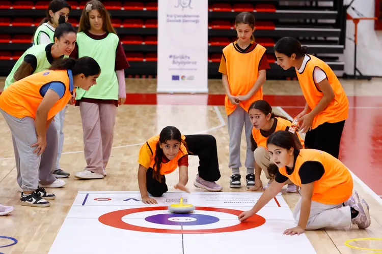 Antalya’da kız çocukları ‘Floor Curling’ ile tanışıyor